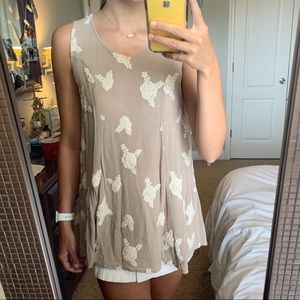 Boutique top w/ flower design